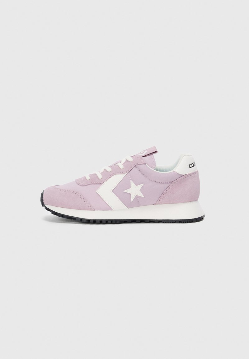 Világos lila velúr sneaker fehér csillag és csíkozás dizájnnal, fehér nyelvvel és sarkal, valamint fekete gumi talppal.