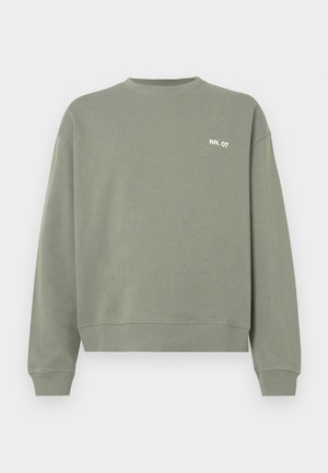 Sudadera verde oliva de algodón, con un escote clásico, puños acanalados y un pequeño logo de texto blanco en el pecho.