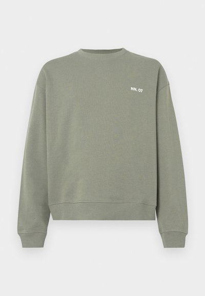 Olijfgroene sweatshirt van katoen, met een ronde hals, geribde manchetten en een klein wit tekstlogo op de borst.