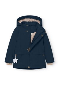 Marineblauwe buitenjack met een beige lining, ritssluiting, gouden hardware, twee voorzakken en een stoffen stertagdetail.