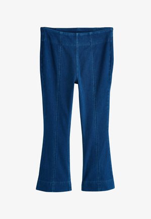 Ciemnoniebieskie spodnie o prostych nogawkach z widocznymi pionowymi szwami i przyszywanymi mankietami, prezentowane na białym tle.