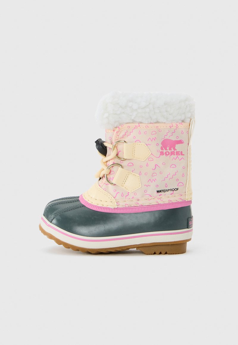 Gyermek vízálló téli csizma szürke gumitalppal, rózsaszín és bézs felsőrésszel, gyapjúbéléssel és fűzős záródással fehér háttér előtt.