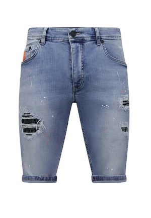 Blauwe denim shorts met opgerolde boorden, met versleten plekken en kleine verfspatten op de voorkant van de dijen en zakken.
