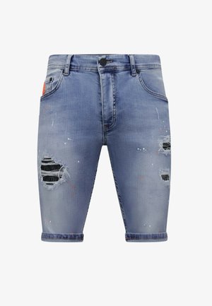 Blauwe denim shorts met opgerolde boorden, met versleten plekken en kleine verfspatten op de voorkant van de dijen en zakken.