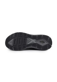 Semelle de chaussure de sport noire avec une surface en caoutchouc texturé, plusieurs motifs de traction et une section de talon renforcée pour plus de durabilité.
