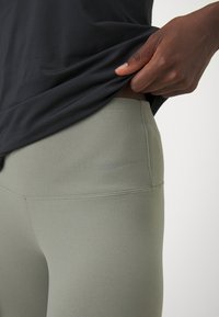 Nike Performance ZENVY HR 7/8 TGHT - Tights - light army