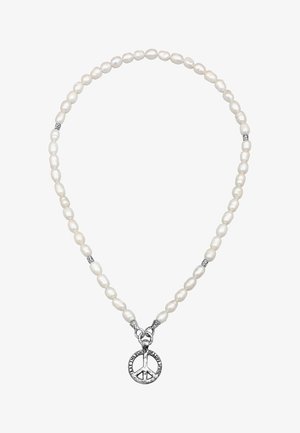 Perlekæde med uregelmæssigt formede hvide perler, sølvhardware og et centralt sølv fredssymbol vedhæng med indgraveret tekst.