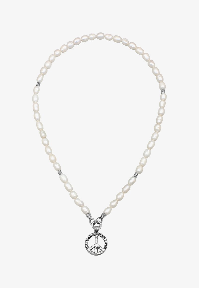 Perlekæde med uregelmæssigt formede hvide perler, sølvhardware og et centralt sølv fredssymbol vedhæng med indgraveret tekst.