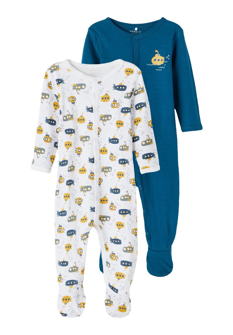 Conjunto de pijamas em duas peças para crianças: uma branca com impressão de submarino e a outra azul sólida. Ambas são feitas de tecido macio e têm mangas longas.