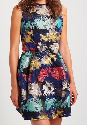 Sukienka bez rękawów z dopasowaną talią i kokardą, ozdobiona abstrakcyjnym wzorem pociągnięć pędzla w kolorach niebieskim, morskim, czerwonym, żółtym, białym i czarnym.