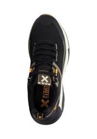 Scarpa sportiva nera con tomaia in rete e colletto imbottito. Presenta accenti grigi e arancioni, suola in gomma spessa e chiusura tradizionale con lacci.