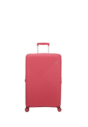 Grande valigia rigida rosa con linee strutturate diagonali, manico estensibile e quattro ruote girevoli rivolte in avanti.