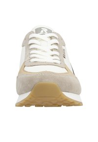 Sneaker mit einem Obermaterial aus beige Suede und weißem Synthetik. Verfügt über flache weiße Schnürsenkel, eine strukturierte beige Gummisohle und ein Logo in der Nähe des Schnürbereichs.