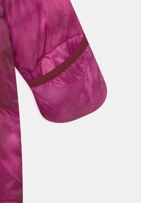 Paarse pufferjacketsleeve met een glanzende, gestructureerde afwerking. Voorzien van een donkerrood elastisch bandje aan de manchette voor een stevige pasvorm.