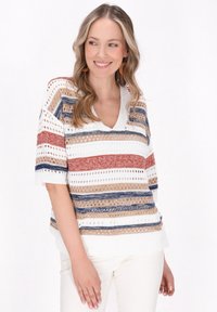 Maglione a maniche corte a righe in bianco, con motivi orizzontali in rosso, blu e oro. Collo a V con dettagli in pizzo.