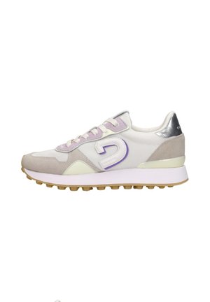 Sneaker met een bovenwerk van mesh en suede in licht grijs en lavendel, metallic zilveren accenten, dikke witte zool met een gum buitenzool, vetersluiting.
