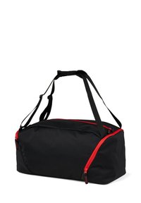Borsa a duffel nera con cerniere e dettagli rossi, dotata di spallacci regolabili e di una forma strutturata, realizzata in un tessuto durevole.