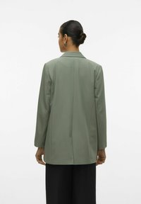 Blazer vert olive avec un col crant�é, des manches longues et une silhouette structurée. Tissu lisse et design minimaliste. Vue de dos.