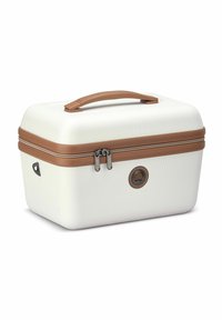 Custodia cosmetica rigida bianca con finitura testurizzata, dettagli in pelle marrone e doppizip. Forma rettangolare con manico superiore.