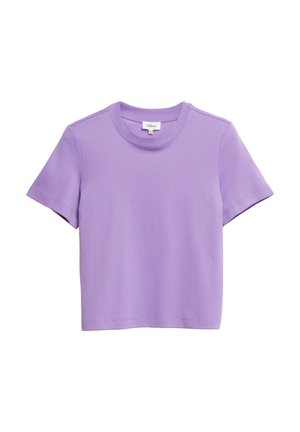 Krótki crop top z krótkim rękawem w jednolitym lawendowym kolorze z okrągłym dekoltem i prostym wzorem, przedstawiony na białym tle.