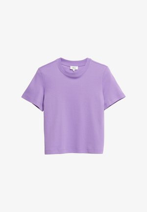 Crop top met korte mouwen in effen lavendel, met ronde halslijn en eenvoudig ontwerp, afgebeeld op een witte achtergrond.