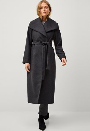 Long manteau en laine gris foncé avec un large col, une taille ceinturée et une coupe droite. Il possède des manches longues et un design minimaliste.