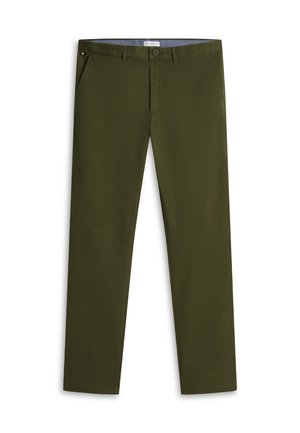 Pantalones chinos ajustados de color verde oliva con botón y cremallera delanteros, bolsillos laterales y trabillas para cinturón, extendidos sobre un fondo blanco.