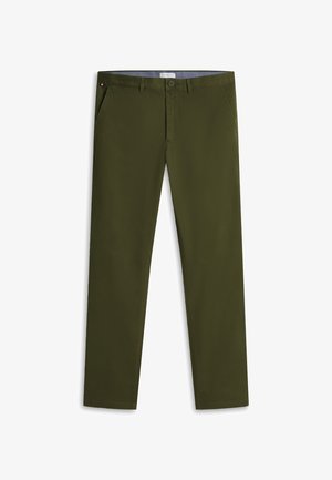 Pantalones chinos ajustados de color verde oliva con botón y cremallera delanteros, bolsillos laterales y trabillas para cinturón, extendidos sobre un fondo blanco.