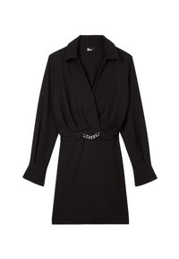 Svart klänning med krage, lång ärm och kedjeaccent vid midjan. Slät tyg med draperad framtill och utsvängda manschetter.