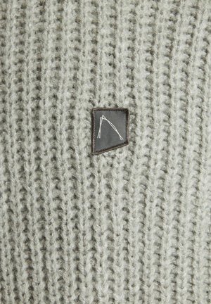 Grijze gebreide trui stof met verticale ribbels. Bevat een kleine, rechthoekige zwart leren patch met een wit logo.