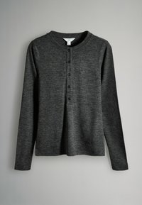 Tumed hallid pikaaelised henley-särgid, viie musta nupuga ja ümmarguse kaelusega, esitatud neutraalses taustas.