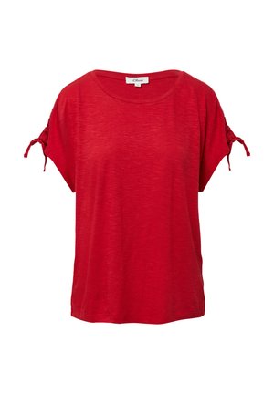 Czerwona bluzka damska z krótkim rękawem, okrągłym dekoltem i zebranymi detalami zawiązanymi na każdym rękawie, widoczna metka marki wewnątrz kołnierza.