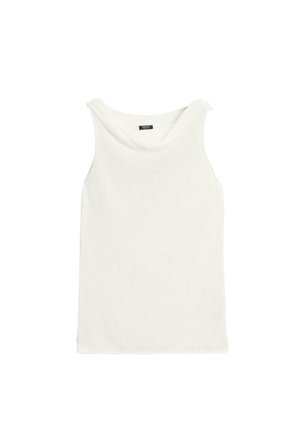 Top sans manches en maille blanche avec un col bénitier ample et une surface de tissu texturée, posé à plat sur un fond blanc.