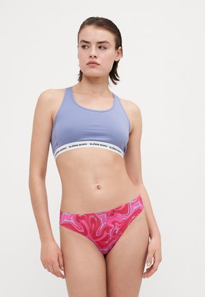 Hellblauer Sport-BH mit einem kontrastierenden schwarzen Logo-Band; pinke Bikinihose mit einem lebhaften, wirbelnden Muster in Blau und Pink.