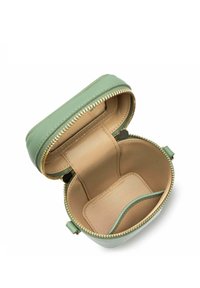 Borsa rotonda in pelle verde con una cerniera dorata, dotata di un interno beige e una tasca piccola. Texture liscia, design minimalista.