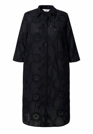 Robe chemise noire, longueur genou, avec une broderie florale complexe, texture semi-transparente, bouton sur le devant et manches trois-quarts.