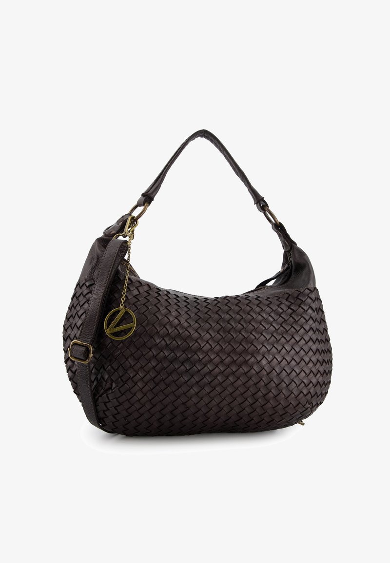 Dunkelbraune, geflochtene Lederhandtasche in runder Form. Verfügt über einen Schultergurt und einen metallischen Anhänger, der durch eine Kette befestigt ist.