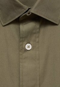 Olivegrünes Hemd mit spitzem Kragen, einer Knopfleiste mit einem weißen Knopf und glattem Stoff mit feinen Nähten.