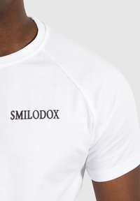 Smilodox Printtipaita - weiß