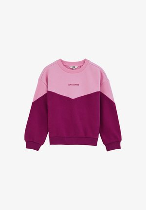 Gaiši rozā un tumši purpura krāsā džemperis. Iezīmēts ar zigzaga dizainu, kurā centrā ir izšūts "MĪLESTĪBA VISMĀS". Ribota apkakle un piedurkņu gali.