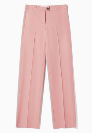 Pantalones de vestir rosa de talle alto con pliegues delanteros, trabillas para cinturón, cierre con botón negro y piernas rectas ligeramente anchas sobre fondo blanco.