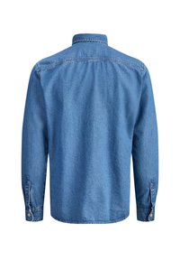 Svetlo modra jeans srajca z dolgimi rokavi, prikazana od zadaj, z zaprtimi manšetami in klasičnim delom preko ramen.