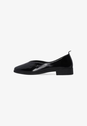 Schwarze Lackleder-Ballerinas mit spitzer Zehe und niedrigem Blockabsatz. Glatte Oberfläche mit schlichten Design und einer kleinen Absatzkappe hinten.