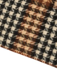 Měkká vlněná tkanina s černobílým a hnědým vzorem psí zub a prošitým oranžovým okrajem.
