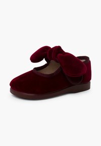 Chaussure Mary Jane en velours bordeaux avec un accent de nœud doux, bout rond et semelle en caoutchouc plate. Inclut une semelle intérieure rembourrée pour le confort.