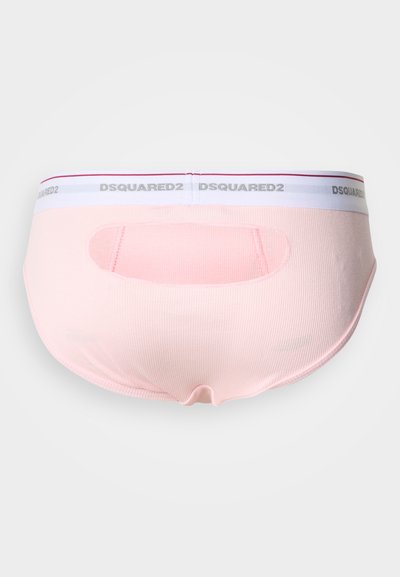 Ροζ ριμπ εσώρουχο με άνοιγμα στο πίσω μέρος και ελαστική ζώνη μέσης με το λογότυπο σε κόκκινο και άσπρο, με το κείμενο "DSQUARED2".