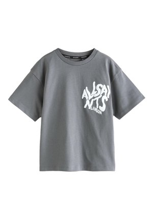 Szary t-shirt z krótkim rękawem z białym stylizowanym tekstem "ALLSAINTS LONDON" na lewej piersi, okrągły dekolt i luźny krój.