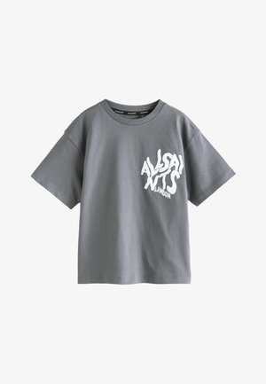 Grå T-shirt med korte ærmer med hvidt styliseret "ALLSAINTS LONDON" tekst på venstre bryst, rund hals og løs pasform.