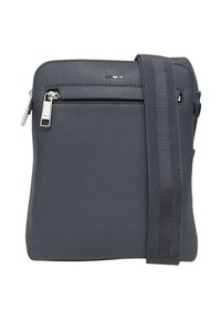 Borsa a tracolla grigia in pelle con superficie texturizzata, tasca anteriore con zip, hardware color argento e tracolla regolabile a righe.
