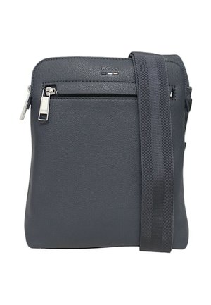 Borsa a tracolla grigia in pelle con superficie texturizzata, tasca anteriore con zip, hardware color argento e tracolla regolabile a righe.